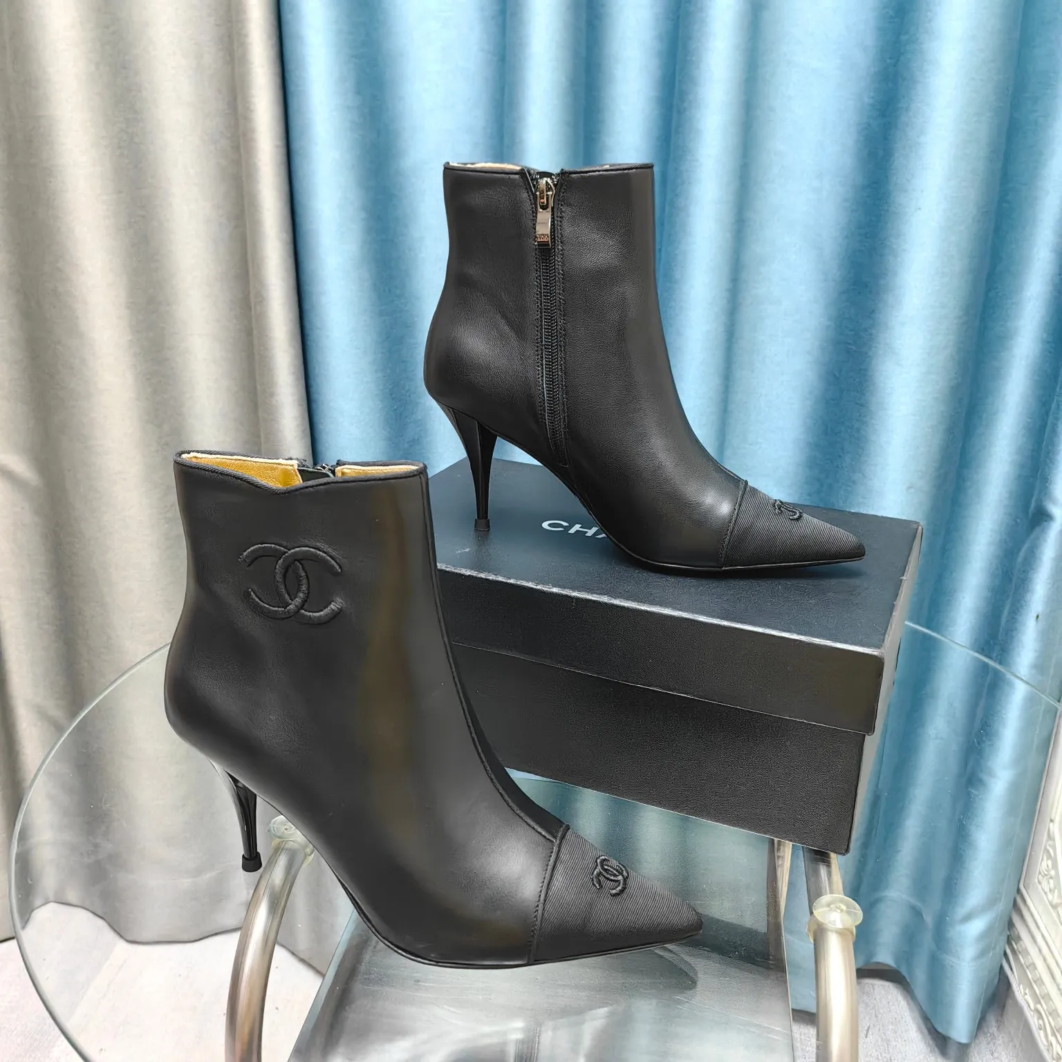 👟👟Ex-factory price 700👟👟Chanel 24B new pointed toe double C embroidered short boots Super handsome shoe shape😎 Cowhide upper, sheepskin lining, genuine leather outsole, 8cm heel height, Size: 35-39, other sizes can be customized